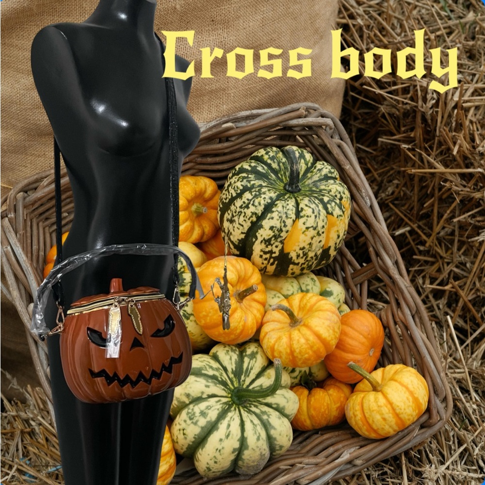 What’s in YOUR purse?!?🎃❤️🏆❤️🎃 - Picture 8 of 13